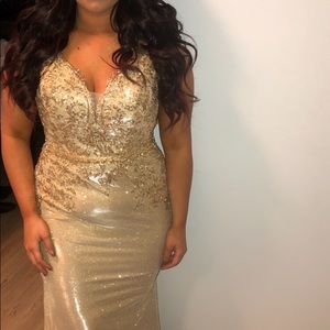 Gown. Worn once for a few hours